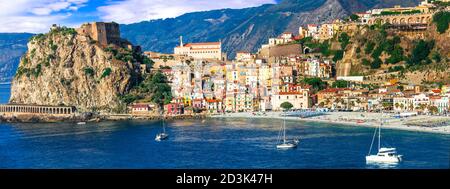 Schöne Orte und Städte Kalabriens - mittelalterliche Scilla mit altem Schloss. Italienische Sommerferien Stockfoto