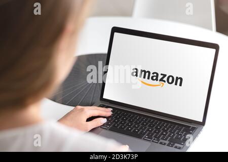 Guilherand-Granges, Frankreich - 08. Oktober 2020. Notebook mit Amazon-Logo. US-amerikanisches multinationales Technologieunternehmen. E-Commerce, Cloud Computing und d Stockfoto