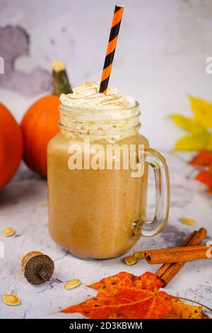 Kürbis Gewürz Latte, selektiver Fokus Stockfoto