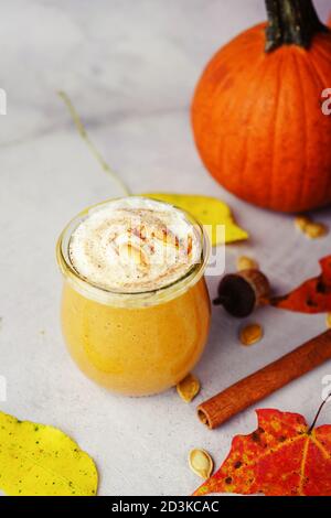 Hausgemachte Kürbis Gewürz Smoothie / Latte auf Herbst Herbst Hintergrund, selektive Fokus Stockfoto