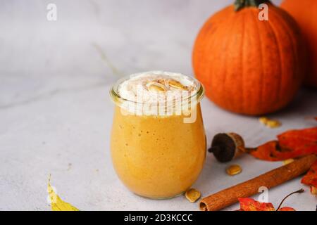 Hausgemachte Kürbis Gewürz Smoothie / Latte auf Herbst Herbst Hintergrund, selektive Fokus Stockfoto