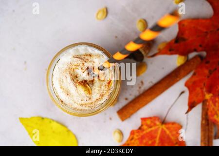 Hausgemachte Kürbis Gewürz Smoothie / Latte auf Herbst Herbst Hintergrund, selektive Fokus Stockfoto