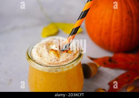 Hausgemachte Kürbis Gewürz Smoothie / Latte auf Herbst Herbst Hintergrund, selektive Fokus Stockfoto