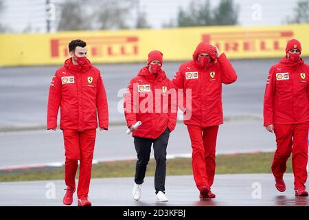 08.10.2020, Nürburgring, Nurburg, Formel 1 Aramco Grosser Preis der Eifel 2020, im Bild Sebastian Vettel (GER # 5), Scuderia Ferrari geht mit seinen Ingenieuren über die Strecke - weltweit im Einsatz Stockfoto