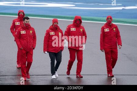 08.10.2020, Nürburgring, Nurburg, Formel 1 Aramco Grosser Preis der Eifel 2020, im Bild Sebastian Vettel (GER # 5), Scuderia Ferrari geht mit seinen Ingenieuren über die Strecke - weltweit im Einsatz Stockfoto