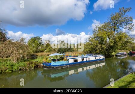 Narrowboat liegt am Ufer des Bruce Branch of the Kennet and Avon Canal in Great Bedwyn, einem Dorf im Osten von Wiltshire, Südengland Stockfoto