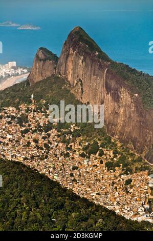 Malerische Aussicht auf Rio de Janeiro Berge, Favela da Rocinha, größte Slum in Südamerika, Atlantischer Ozean und City Skyline im Horizont, Brasilien Stockfoto