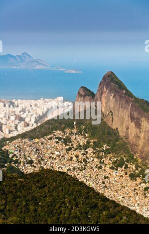 Malerische Aussicht auf Rio de Janeiro Berge, Favela da Rocinha, größte Slum in Südamerika, Atlantischer Ozean und City Skyline im Horizont, Brasilien Stockfoto