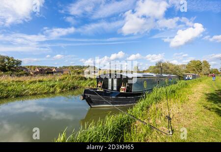 Narrowboat liegt am Ufer des Bruce Branch of the Kennet and Avon Canal in Great Bedwyn, einem Dorf im Osten von Wiltshire, Südengland Stockfoto