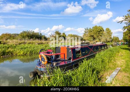 Narrowboat liegt am Ufer des Bruce Branch of the Kennet and Avon Canal in Great Bedwyn, einem Dorf im Osten von Wiltshire, Südengland Stockfoto