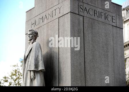 London, England, Großbritannien. Statue (George Frampton; 1920) von Edith Cavell (1865-1915; Krankenschwester und Heldin des 1. Weltkrieges) in St. Martin's Place Stockfoto