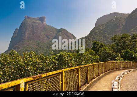 Bergstraße mit Pedra da Gavea und Pedra Bonita Felsen im Horizont in Rio de Janeiro, Brasilien Stockfoto