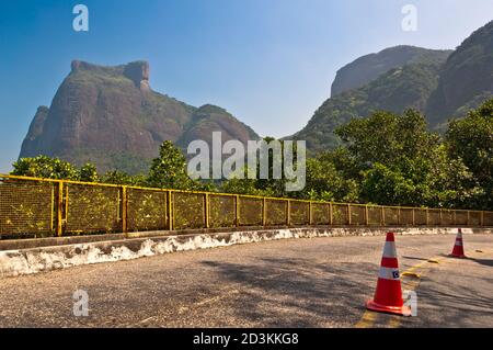 Bergstraße mit Pedra da Gavea und Pedra Bonita Felsen im Horizont in Rio de Janeiro, Brasilien Stockfoto