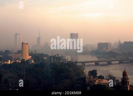 Blick während der Sonne aufgeht am frühen Morgen über die Stadt Kairo und den Nil. Stockfoto
