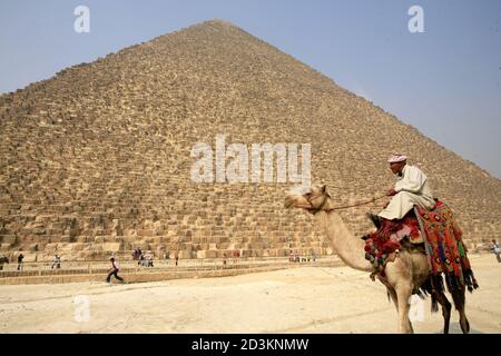 Blick auf die Pyramide in Gizeh bei Kairo. Der Mann sitzt auf dem Rücken eines Kamels Stockfoto