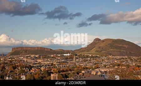 Blackford, Edinburgh, Schottland, Großbritannien. Oktober 2020. Sonnig bei 12 Grad mit Regen auf dem Weg, heftige Dusche schlug am frühen Abend. Das Sonnenlicht, das die Farben der Laubbäume in der Landschaft herausholt. Im Bild: Der Blick vom Blaclkford Hill über die Grange und Newington Gegend in Richtung Arthurs Seat und Salisbury Crags im Hintergrund. Quelle: Arch White/Alamy Live News. Stockfoto