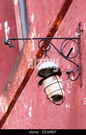 Alte kaputte Laterne Stockfoto