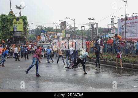 Kalkutta, Indien. Okt. 2020. BJP (Bhartiya Janta Party) Arbeiter werfen Steine auf die Polizisten während der Demonstration Tausende von BJP (Bhartiya Janta Party) Mitglieder und Arbeiter organisierten einen Protest gegen den Mord an einem ihrer Parteimitglieder. Kredit: SOPA Images Limited/Alamy Live Nachrichten Stockfoto