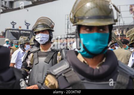 Kalkutta, Indien. Okt. 2020. RAF (Rapid Action Force)-Mitarbeiter mit Gesichtsmasken werden während der Demonstration bei der Landesregierung eingesetzt.Tausende von BJP (Bhartiya Janta Party)-Mitgliedern und Arbeitern organisierten einen Protest gegen den Mord an einem ihrer Parteimitglieder. Kredit: SOPA Images Limited/Alamy Live Nachrichten Stockfoto