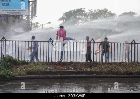 Kalkutta, Indien. Okt. 2020. BJP (Bhartiya Janta Party) Arbeiter werden während der Demonstration gesehen, wie sie der Polizei entkommen wollen.Tausende von BJP (Bhartiya Janta Party) Mitgliedern und Arbeitern organisierten einen Protest gegen den Mord an einem ihrer Parteimitglieder. Kredit: SOPA Images Limited/Alamy Live Nachrichten Stockfoto