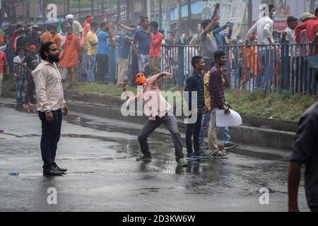 Kalkutta, Indien. Okt. 2020. Ein BJP-Arbeiter wirft während der Demonstration Steine auf die Polizisten.Tausende von BJP-Mitgliedern und Arbeitern organisierten einen Protest gegen den Mord an einem ihrer Parteimitglieder. Kredit: SOPA Images Limited/Alamy Live Nachrichten Stockfoto