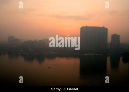Blick während der Sonne aufgeht am frühen Morgen über die Stadt Kairo und den Nil. Stockfoto