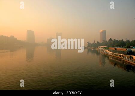 Blick während der Sonne aufgeht am frühen Morgen über die Stadt Kairo und den Nil. Stockfoto