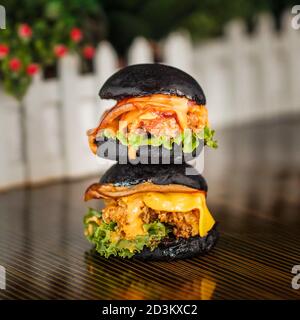 2 schwarze Burger-Slider übereinander Stockfoto