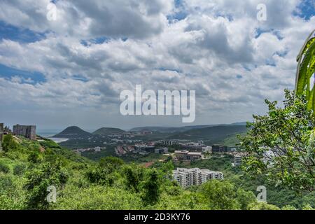 Tolle Aussicht auf die Stadt vom Gipfel eines Berges mit weißen Himmel Wolke. Stockfoto