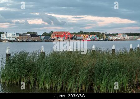 Zoutkamp ein Fischerdorf im Norden der Niederlande in der Provinz Groningen, fotografiert am Abend während der blauen Stunde Stockfoto