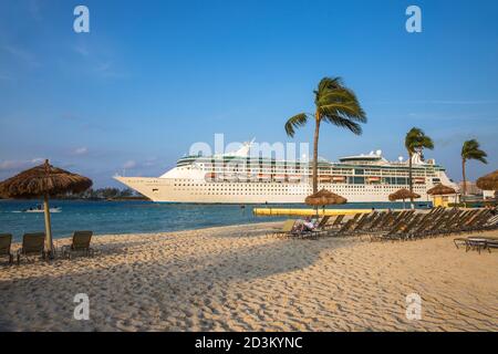 Karibik, Bahamas, Providence Island, Nassau, Strand im British Colonial Hilton Hotel, mit Kreuzfahrtschiff, das den Hafen von Nassau verlässt Stockfoto