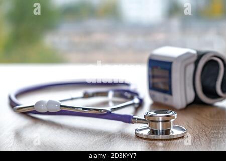 Medizinisches Stethoskop, tolles Design für jeden Zweck. Das Gesundheitswesen ist medizinisch. Krankenhauszubehör. Heller Hintergrund. Krankenschwester Arzt klinische Behandlung. Stockfoto