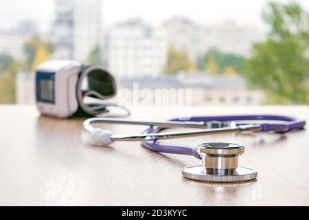 Medizinisches Stethoskop, tolles Design für jeden Zweck. Das Gesundheitswesen ist medizinisch. Krankenhauszubehör. Heller Hintergrund. Krankenschwester Arzt klinische Behandlung. Stockfoto