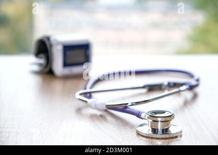 Medizinisches Stethoskop, tolles Design für jeden Zweck. Das Gesundheitswesen ist medizinisch. Krankenhauszubehör. Heller Hintergrund. Krankenschwester Arzt klinische Behandlung. Stockfoto