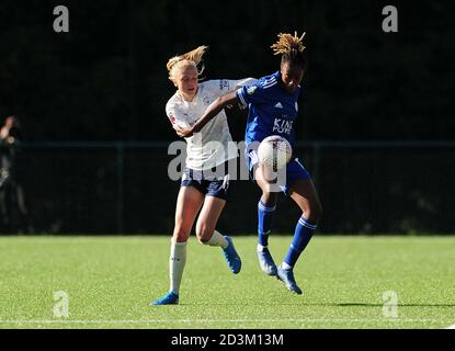 Paige Bailey-Gayle von Leicester City und Esme Morgan von Manchester City (links) kämpfen im Vitality Women's FA Cup Quarter Final Match im Farley Way Stadium, Loughborough um den Ball. Stockfoto