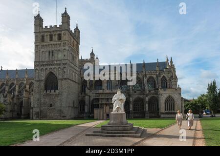 Exeter Cathedral Close, Blick im Sommer auf die Kathedrale und die Statue von Richard Hooker in der Kathedrale Close, Exeter, Devon, Südwesten Englands Stockfoto