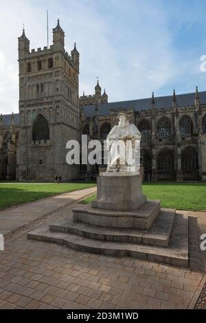 Exeter Cathedral Close, Blick auf die Kathedrale und die Statue von Richard Hooker in der Kathedrale Close, Exeter, Devon, Südwesten Englands Stockfoto