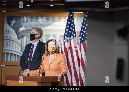 Washington, Usa. Okt. 2020. Die Sprecherin des Hauses Nancy Pelosi (D-CA) hält ihre wöchentliche Pressekonferenz auf dem Capitol Hill in Washington, DC, USA, am Donnerstag, den 8. Oktober 2020. Sprecher Pelosi sprach über die Verneinungen des Coronavirus-Stimulus. Foto von Sarah Silbiger/UPI Kredit: UPI/Alamy Live Nachrichten Stockfoto