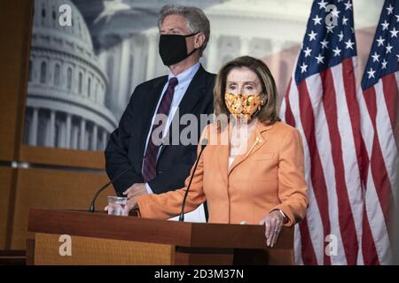 Washington, Usa. Okt. 2020. Die Sprecherin des Hauses Nancy Pelosi (D-CA) hält ihre wöchentliche Pressekonferenz auf dem Capitol Hill in Washington, DC, USA, am Donnerstag, den 8. Oktober 2020. Sprecher Pelosi sprach über die Verneinungen des Coronavirus-Stimulus. Foto von Sarah Silbiger/UPI Kredit: UPI/Alamy Live Nachrichten Stockfoto