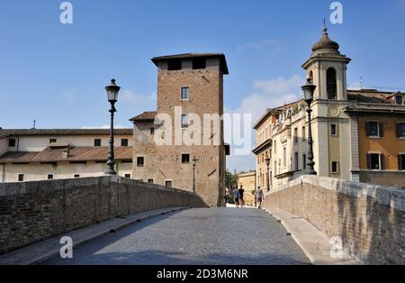 Italien, Rom, Isola Tiberina, Pons Fabricius, Ponte Fabricio, antike römische Brücke (62 v. Chr.) und mittelalterlicher Turm torre dei Caetani Stockfoto