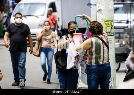 Osasco, Brasilien. Okt. 2020. 19), die Bewegung zum Kindertag ist intensiv, mit Menschenmengen und Menschen ohne Masken oder unangemessenen Gebrauch der Ausrüstung, unter Missachtung der grundlegenden Gesundheitsvorschriften, die von DER WHO (Weltgesundheitsorganisation) gefordert werden. Auf dem Foto, Rua Antonio Agú in der Stadt Osasco, im Großraum São Paulo, an diesem Donnerstag Morgen (08) Kredit: Aloisio Mauricio/FotoArena/Alamy Live News Stockfoto