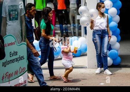 Osasco, Brasilien. Okt. 2020. 19), die Bewegung zum Kindertag ist intensiv, mit Menschenmengen und Menschen ohne Masken oder unangemessenen Gebrauch der Ausrüstung, unter Missachtung der grundlegenden Gesundheitsvorschriften, die von DER WHO (Weltgesundheitsorganisation) gefordert werden. Auf dem Foto, Rua Antonio Agú in der Stadt Osasco, im Großraum São Paulo, an diesem Donnerstag Morgen (08) Kredit: Aloisio Mauricio/FotoArena/Alamy Live News Stockfoto