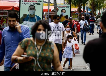 Osasco, Brasilien. Okt. 2020. 19), die Bewegung zum Kindertag ist intensiv, mit Menschenmengen und Menschen ohne Masken oder unangemessenen Gebrauch der Ausrüstung, unter Missachtung der grundlegenden Gesundheitsvorschriften, die von DER WHO (Weltgesundheitsorganisation) gefordert werden. Auf dem Foto, Rua Antonio Agú in der Stadt Osasco, im Großraum São Paulo, an diesem Donnerstag Morgen (08) Kredit: Aloisio Mauricio/FotoArena/Alamy Live News Stockfoto