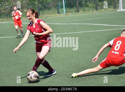 Orenburg, Russland - 12. Juni 2019 Jahr: Mädchen spielen Fußball-Frauenturnier, gewidmet dem Tag der Russischen Föderation Stockfoto