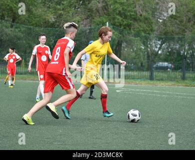 Orenburg, Russland - 12. Juni 2019 Jahr: Mädchen spielen Fußball-Frauenturnier, gewidmet dem Tag der Russischen Föderation Stockfoto