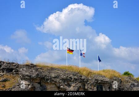 Flaggen aus Deutschland Frankreich und die europäische Flagge über der Festung Douaumont, Frankreich Stockfoto