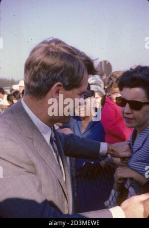 Bobbie Kennedy Working the Crowd am Jan Smuts Airport, Johannesburg, Südafrika, Juni 1966 Stockfoto