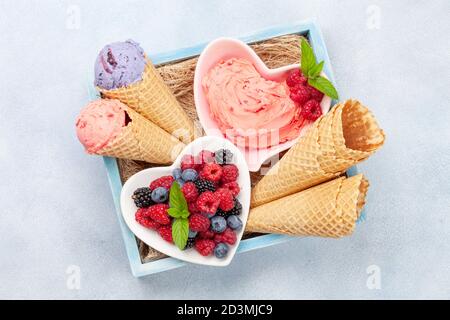 Eisbecher mit Beeren und Vanille. Draufsicht flach liegend Stockfoto