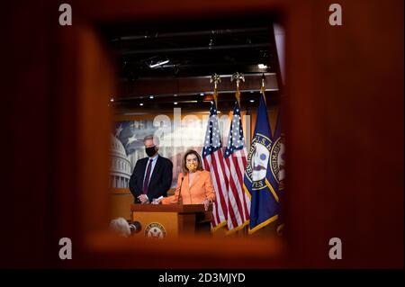 Washington, DC, USA. Okt. 2020. 8. Oktober 2020 - Washington, DC, Vereinigte Staaten: House Speaker NANCY PELOSI (D-CA) wie durch die Tür zu HVC TV Studio EINE Rede auf ihrer wöchentlichen Pressekonferenz gesehen. Quelle: Michael Brochstein/ZUMA Wire/Alamy Live News Stockfoto