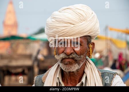 Ein alter Mann, der traditionell gekleidet ist und einen Turban trägt Pushkar Fair Stockfoto